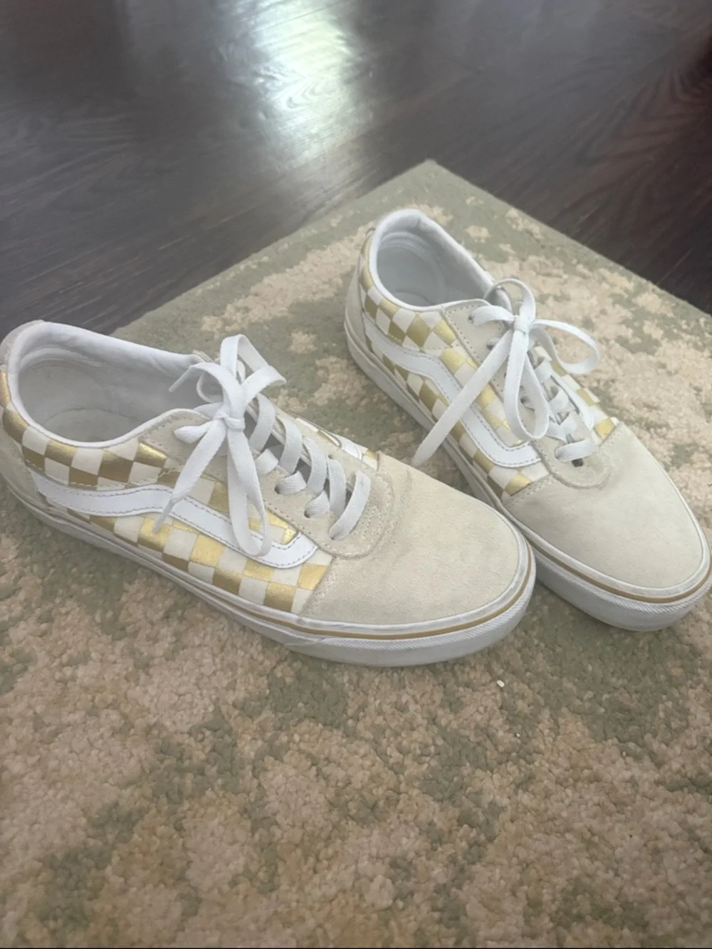 Vans Checkerboard Low-Top Sneakers in White and Gold suede women’s sz 8